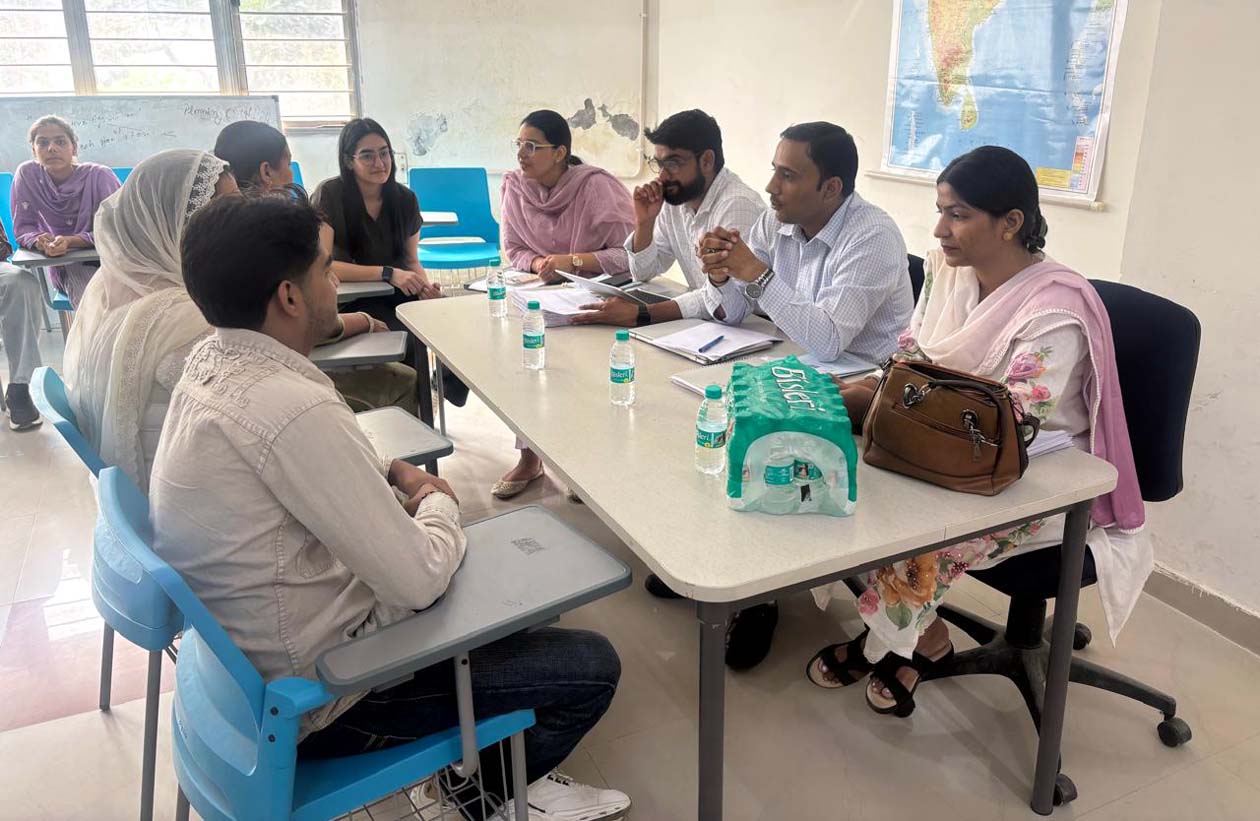 अभिभावक-शिक्षक संवाद कार्यक्रम में उपस्थित शिक्षक, विद्यार्थी एवं अभिभावक।