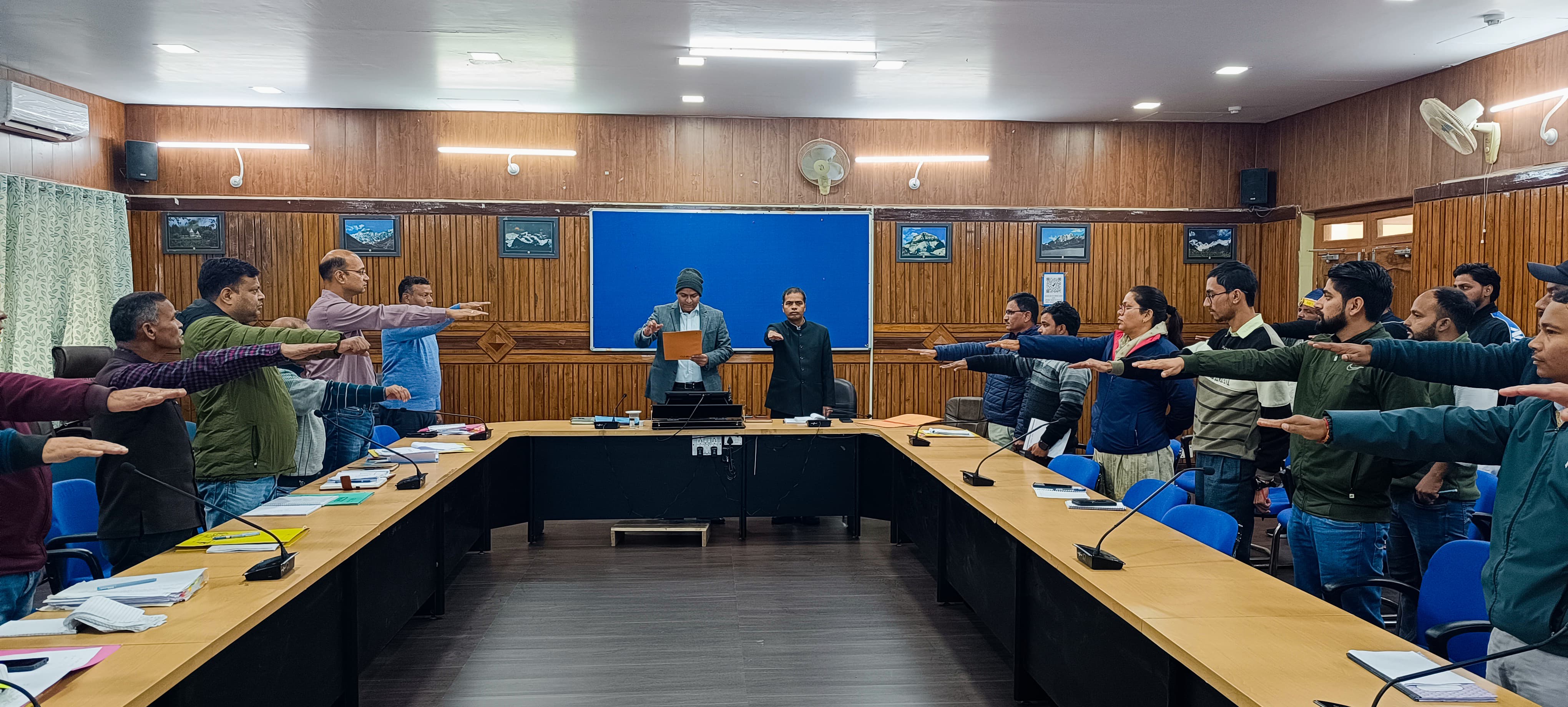 राष्ट्रीय एकता दिवस के अवसर पर शपथ दिलाते जिला अधिकारी राष्ट्रीय एकता दिवस के अवसर पर शपथ दिलाते जिला अधिकारी