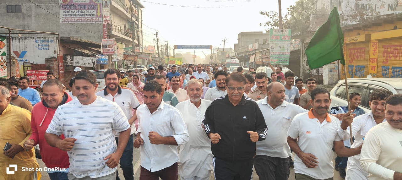 सरदार पटेल जयंती पर रन फॉर यूनिटी में बादली क्षेत्रवासियों के साथ दौड़ते ओमप्रकाश धनखड़। सरदार पटेल जयंती पर रन फॉर यूनिटी में बादली क्षेत्रवासियों के साथ दौड़ते ओमप्रकाश धनखड़।