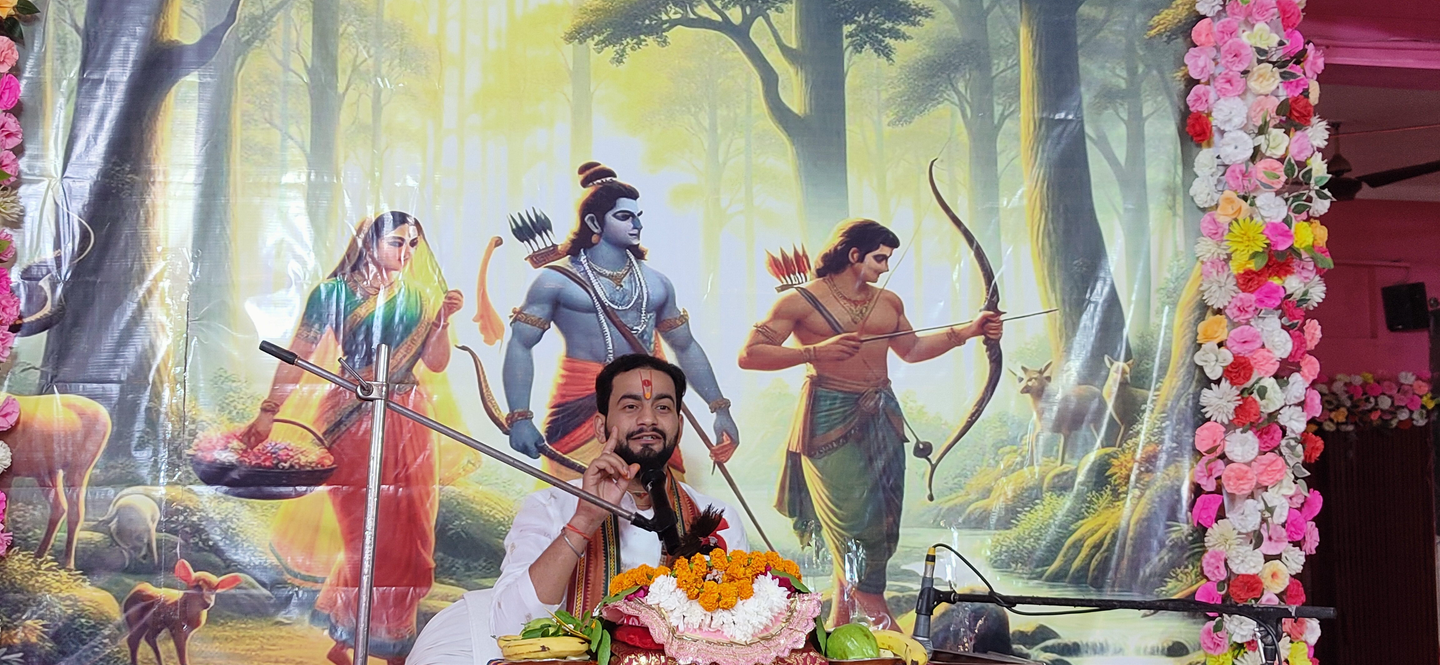 पुलिस लाइन मंदिर में आयोजित संगीत मय नवदिवसीय  राम कथा का रसपान कराते आचार्य व्योम त्रिपाठी.