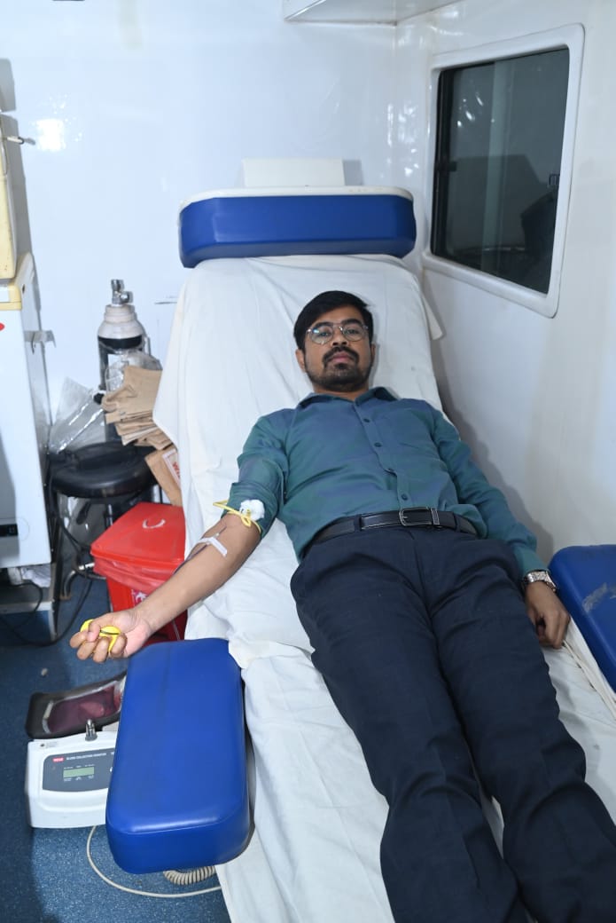 रक्तदान करते उपायुक्त प्रियेश लकड़ा रक्तदान करते उपायुक्त प्रियेश लकड़ा