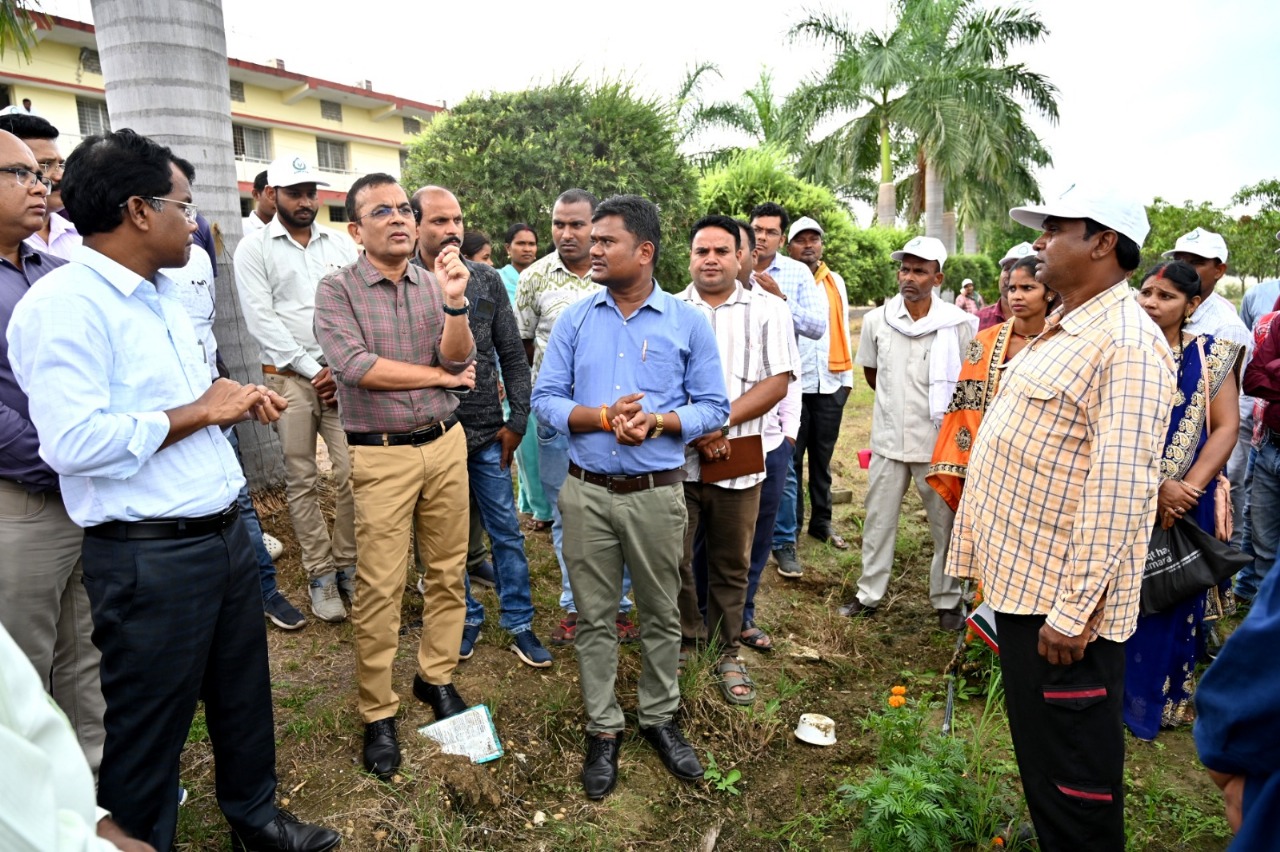 कलेक्टर जन्मेजय महोबे ने किसानों से सीधे संवाद कर कृषि में आधुनिक तकनीक, फसल चक्र परिवर्तन और प्राकृतिक खेती के महत्व पर चर्चा की। कलेक्टर जन्मेजय महोबे ने किसानों से सीधे संवाद कर कृषि में आधुनिक तकनीक, फसल चक्र परिवर्तन और प्राकृतिक खेती के महत्व पर चर्चा की।