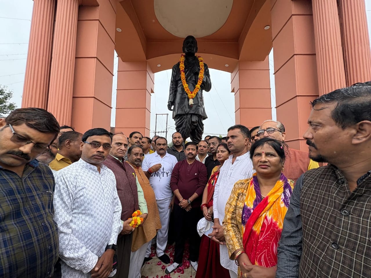 प्रयागराज के अलोपीबाग चौराहे के समीप स्थित सरदार पटेल संस्थान में स्थित सरदार वल्लभभाई पटेट की प्रतिमा पर पुष्पाजलि करते हुए भाजपा के कार्यकर्ता और मंत्री नंदी का छाया चित्र