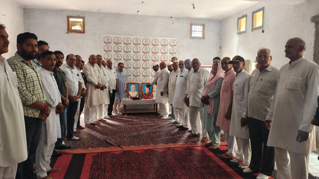 स्व. इंदिरा गांधी को नमन करते हुए कांग्रेस कार्यकर्ता।