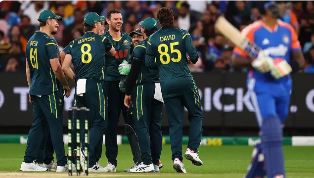 विकेट लेने की खुशी मनाते ऑस्ट्रेलियाई खिलाड़ी