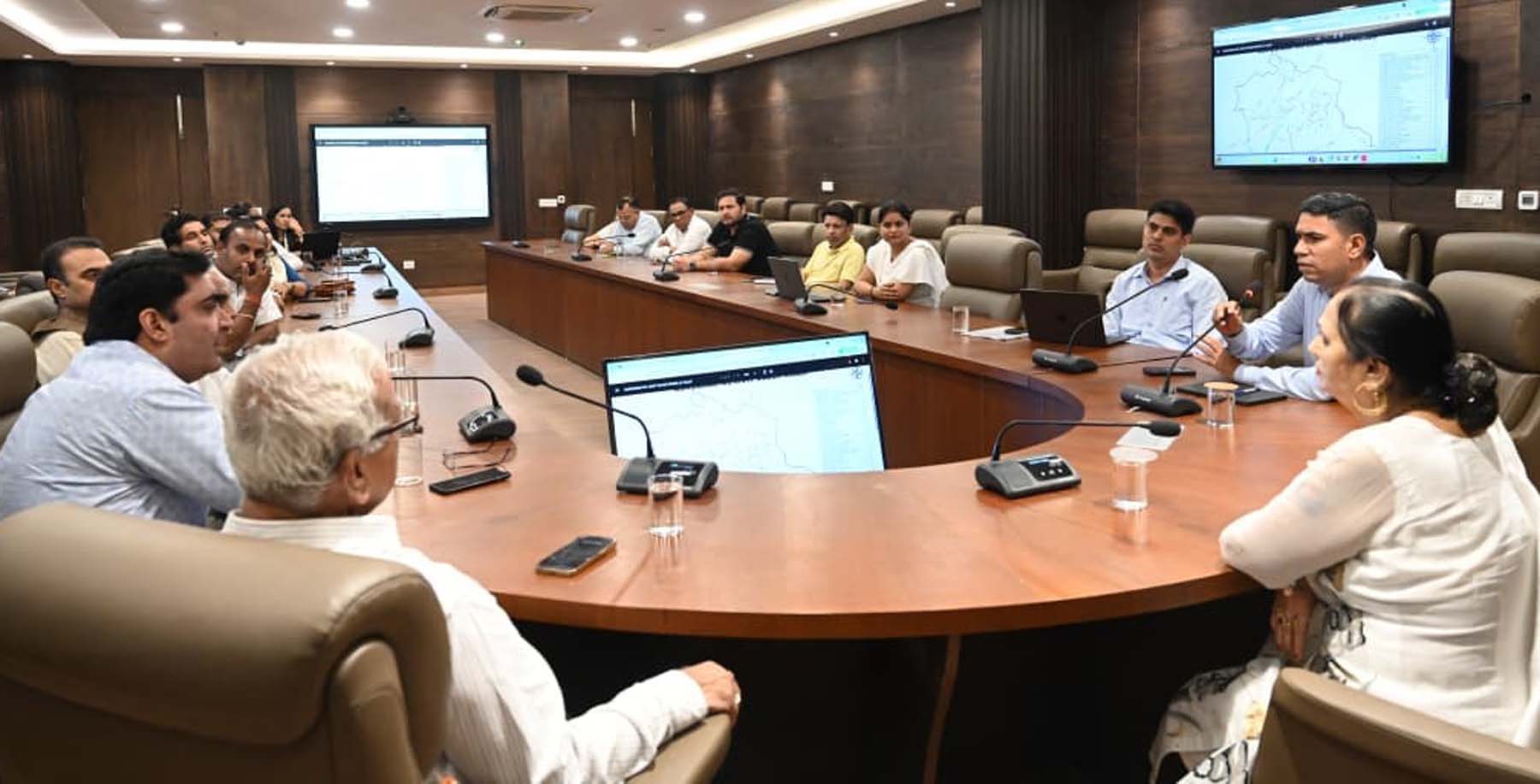 गुरुग्राम नगर निगम में आयोजित बैठक में मौजूद मेयर व अधिकारी। गुरुग्राम नगर निगम में आयोजित बैठक में मौजूद मेयर व अधिकारी।