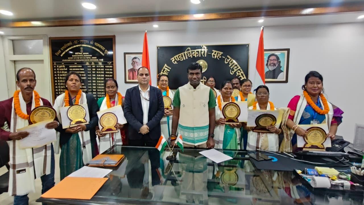 सम्मान समारोह में उपायुक्त समेत अन्य सम्मान समारोह में उपायुक्त समेत अन्य