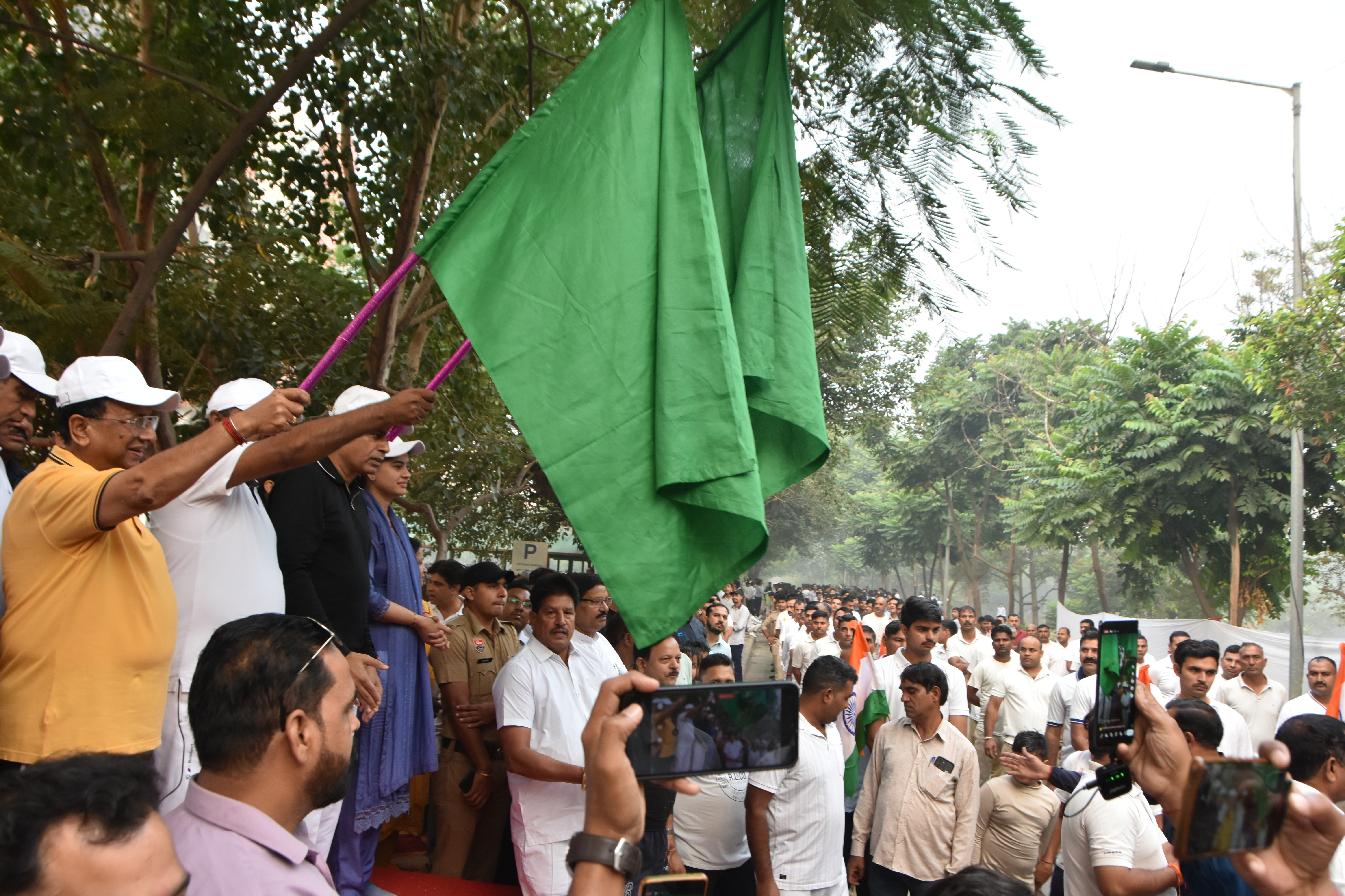 पानीपत में रन फॉर यूनिटी को हरी झंडी दिखाकर रवाना करते विधायक प्रमोद विज