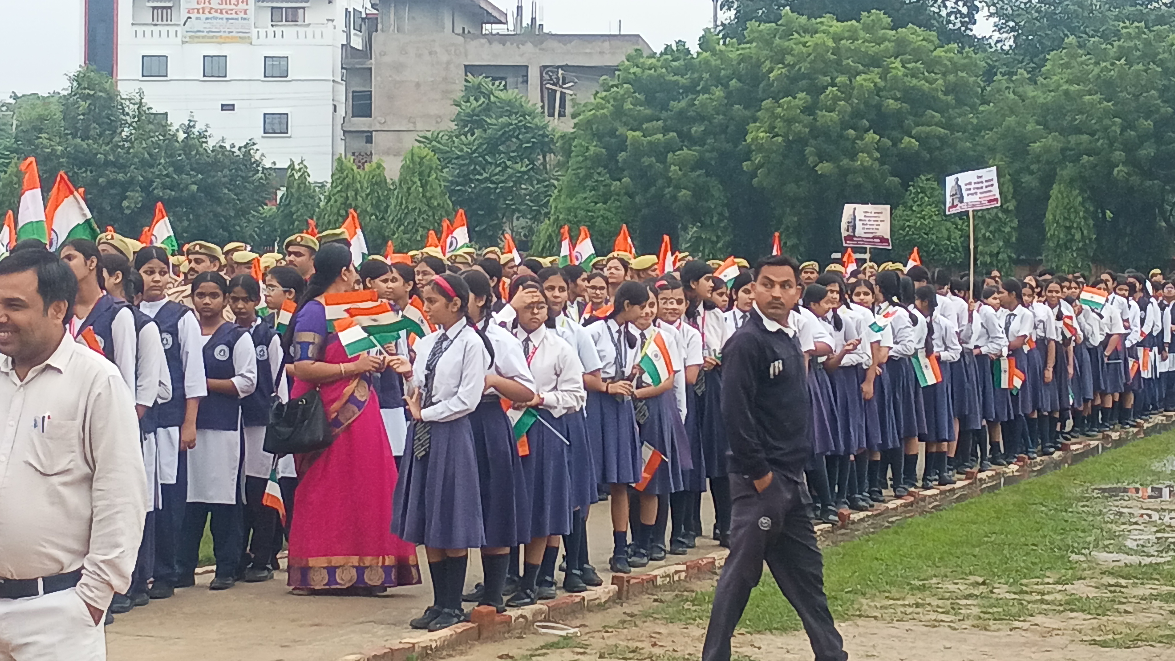 यात्रा में शामिल छात्र छात्राएं यात्रा में शामिल छात्र छात्राएं
