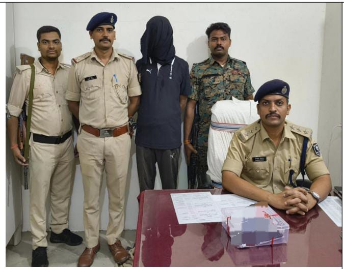 गिरफ्तार पूंकेश पुलिस के साथ गिरफ्तार पूंकेश पुलिस के साथ