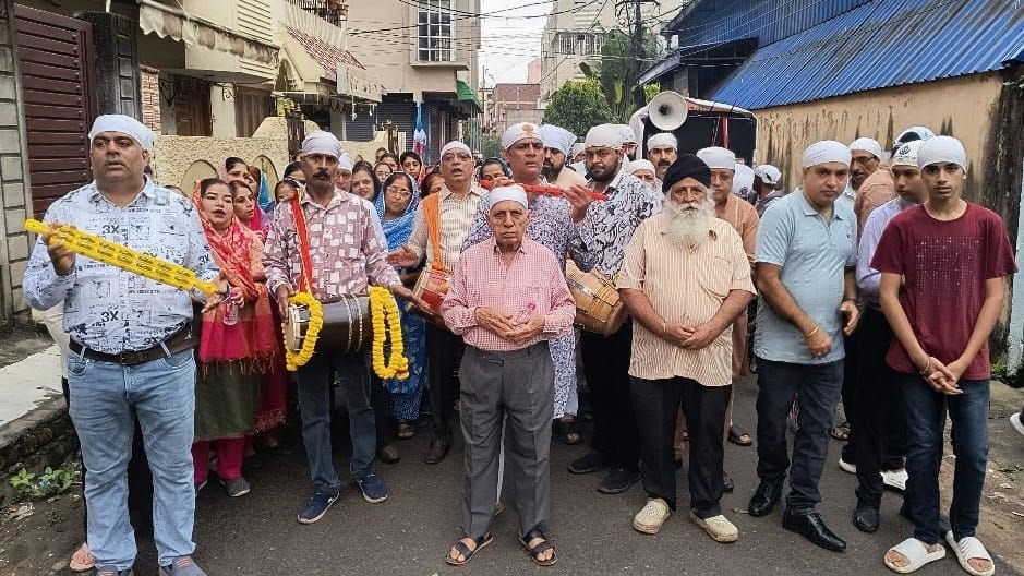 प्रभात फेरी में शामिल श्रद्धालु