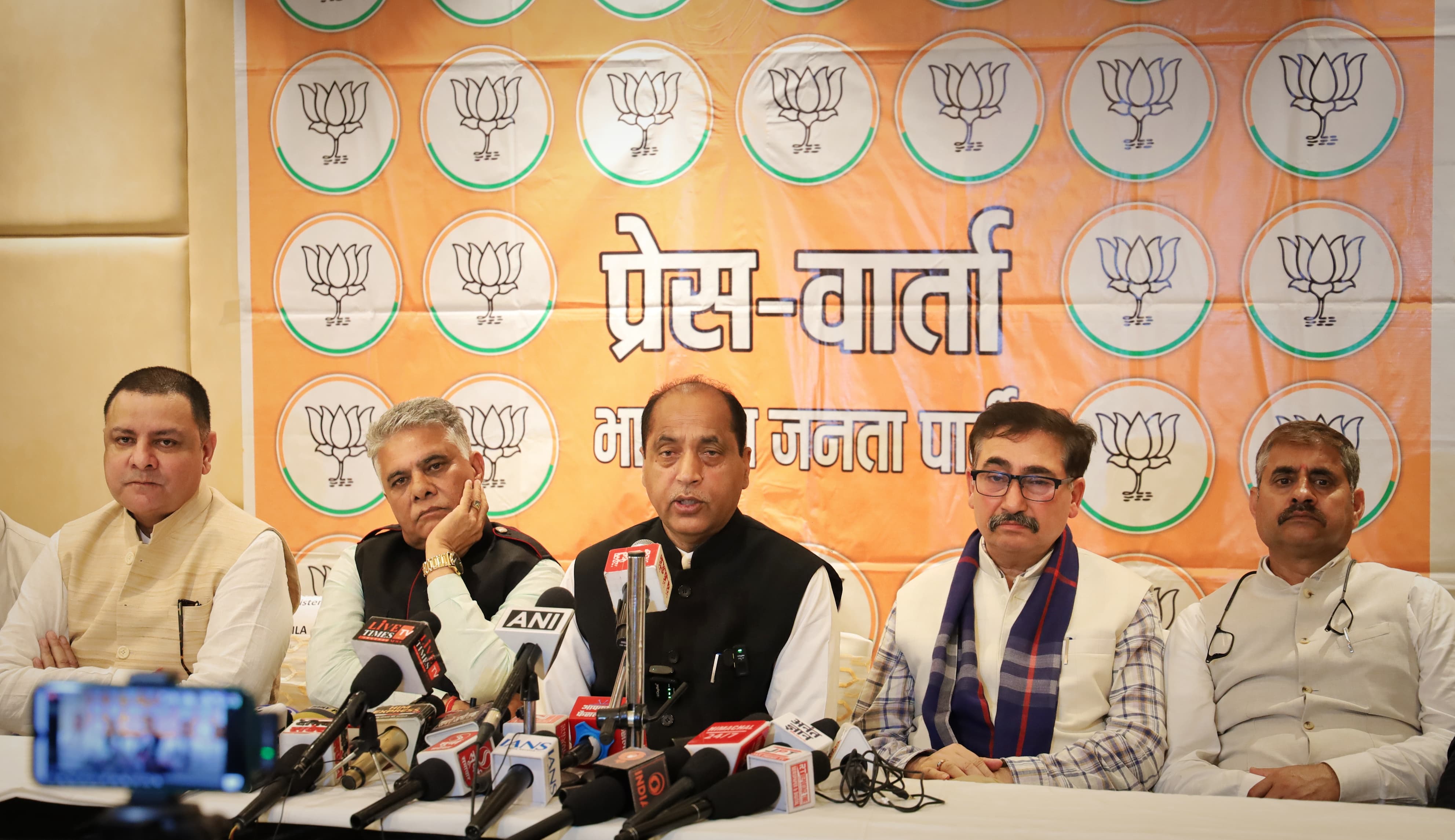 पत्रकार वार्ता को सम्बोधित करते हुए नेता प्रतिपक्ष जय राम ठाकुर।