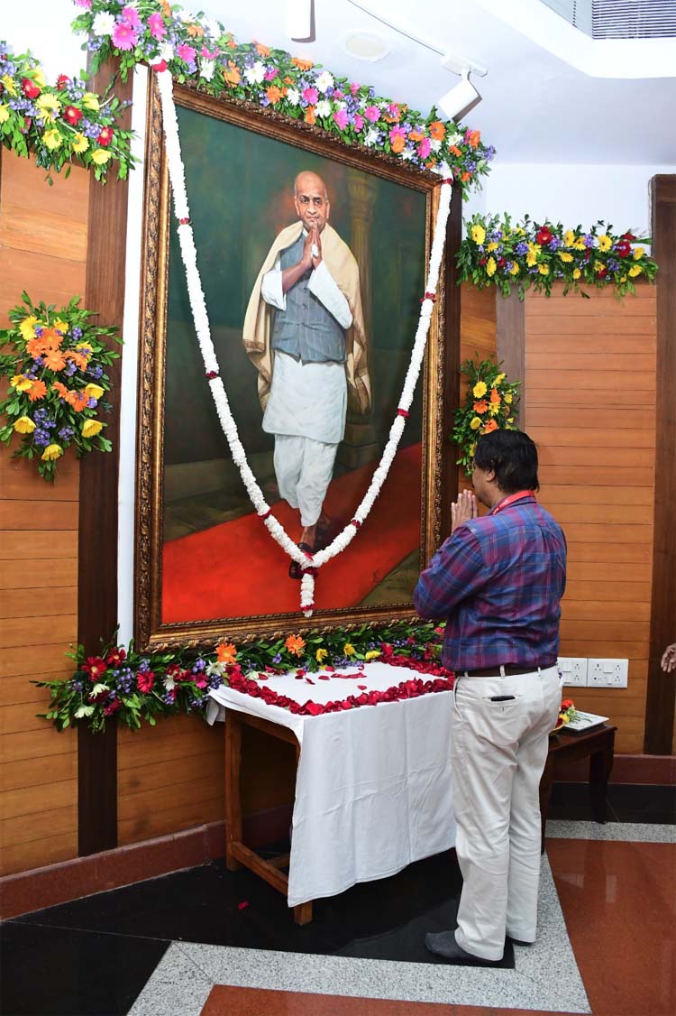 ‘‘लौह पुरूष सरदार वल्लभ भाई पटेल’ के छाया चित्र पर श्रद्धा सुमन अर्पित करते हुए ‘‘लौह पुरूष सरदार वल्लभ भाई पटेल’ के छाया चित्र पर श्रद्धा सुमन अर्पित करते हुए