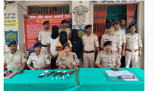 पुलिस गिरफ्त में आरोपी पुलिस गिरफ्त में आरोपी