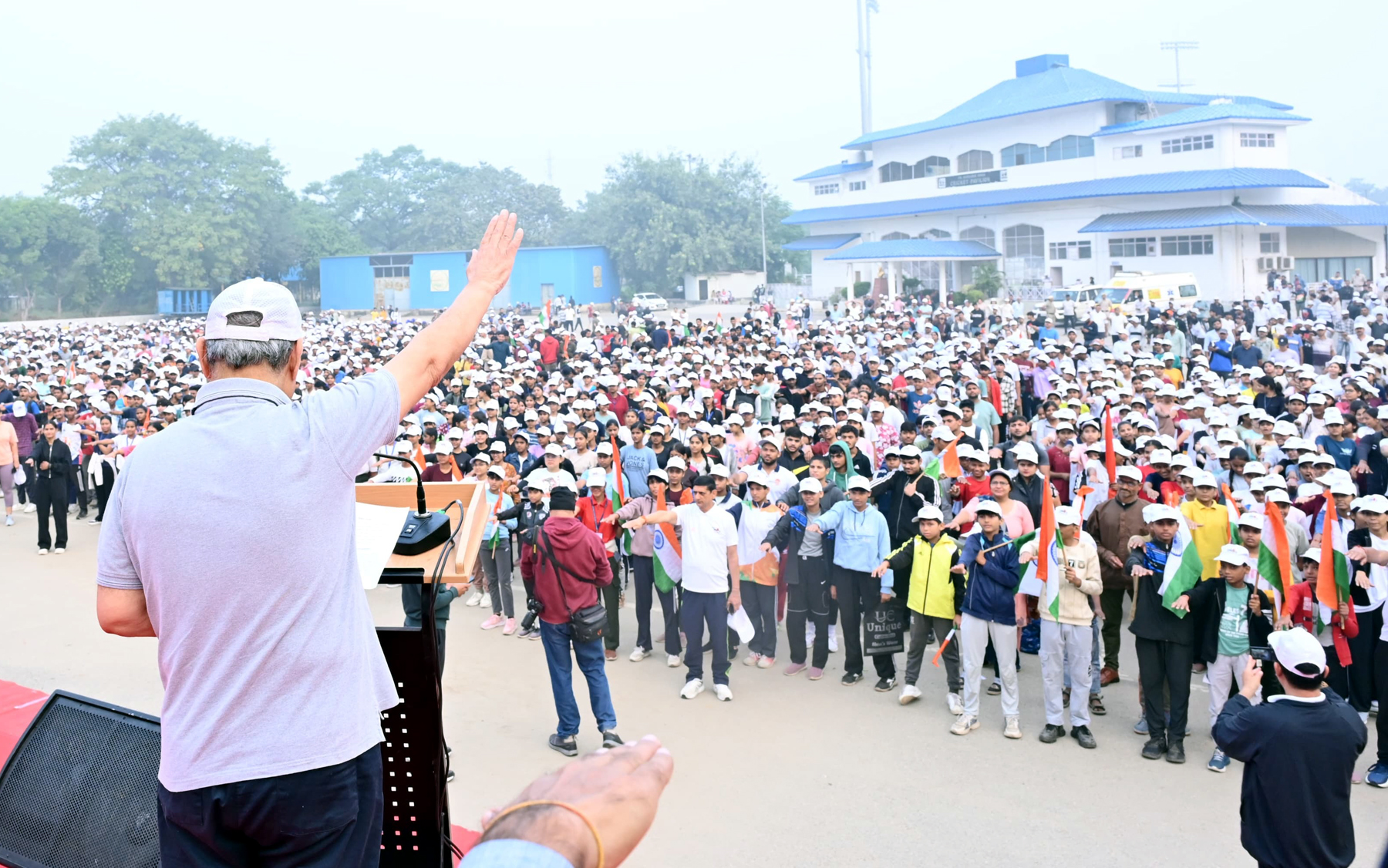 गुरुग्राम के ताऊ देवीलाल स्टेडियम में सरदार पटेल की जयंती पर राष्ट्रीय एकता की शपथ दिलाते केंद्रीय मंत्री राव इंद्रजीत सिंह। गुरुग्राम के ताऊ देवीलाल स्टेडियम में सरदार पटेल की जयंती पर राष्ट्रीय एकता की शपथ दिलाते केंद्रीय मंत्री राव इंद्रजीत सिंह।