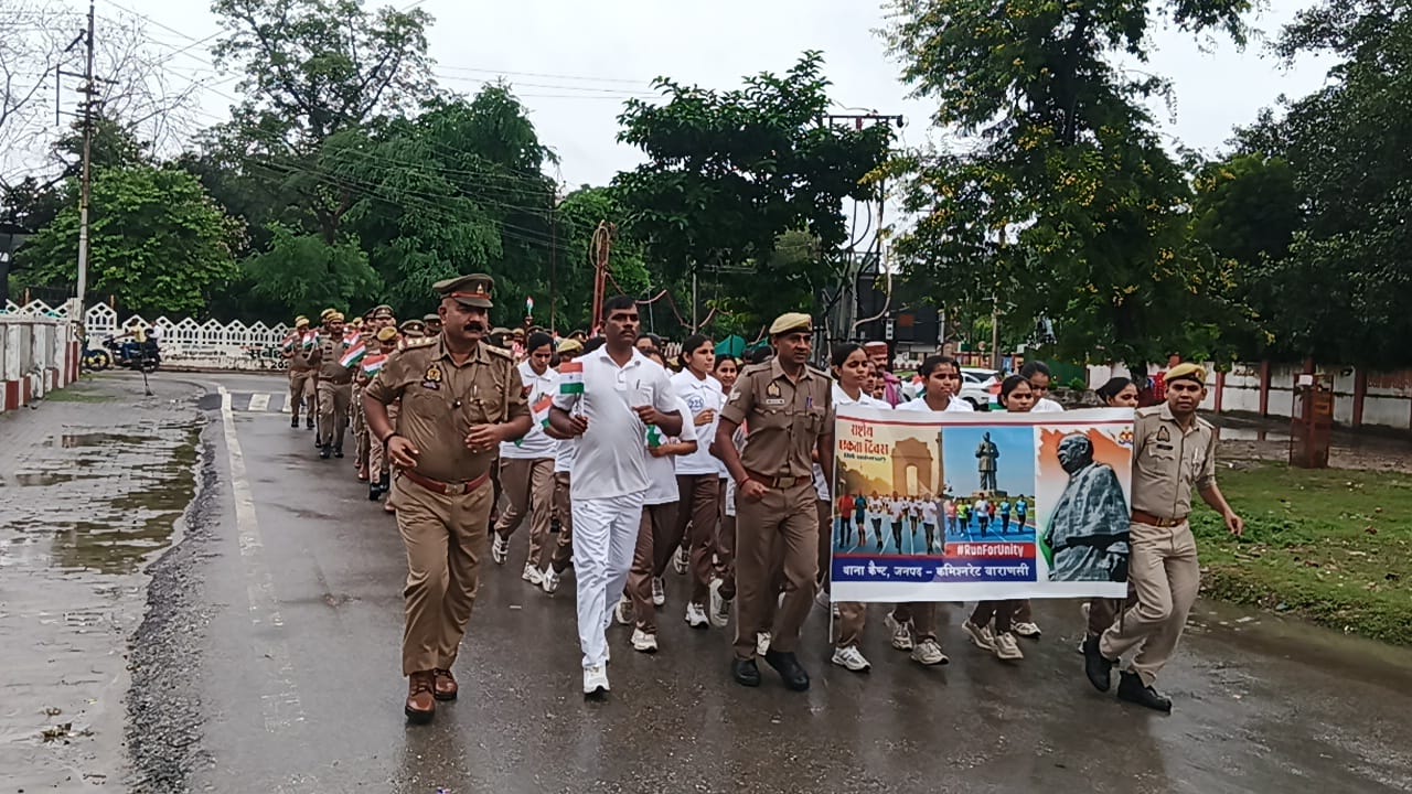 रन फॉर यूनिटी में शामिल युवा व पुलिस कर्मी रन फॉर यूनिटी में शामिल युवा व पुलिस कर्मी