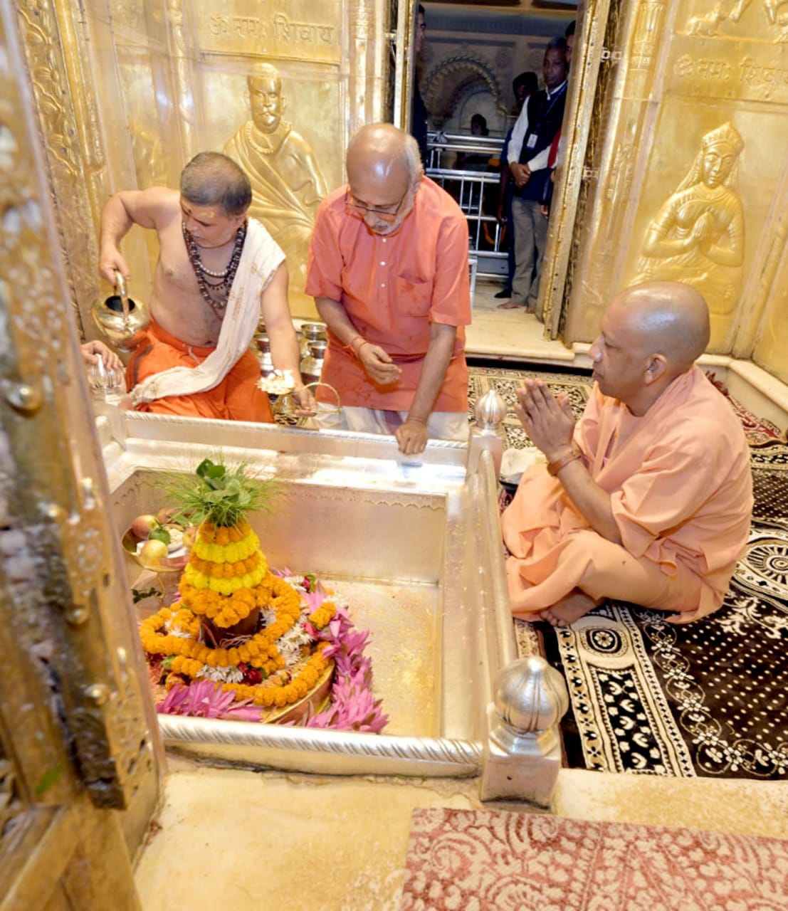 उपराष्ट्रपति सी. पी. राधाकृष्णन श्री काशी विश्वनाथ मंदिर में पूजा अर्चना करते हुए उपराष्ट्रपति सी. पी. राधाकृष्णन श्री काशी विश्वनाथ मंदिर में पूजा अर्चना करते हुए