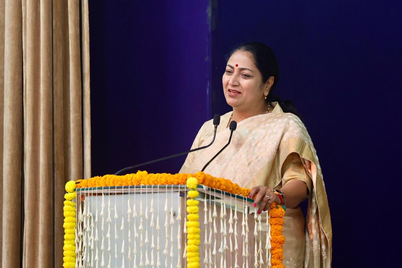 विश्वास नगर में प्रशिक्षण निदेशालय ( यूटीसीएस) में सरदार वल्लभभाई पटेल की 150वीं जयंती के अवसर पर आयोजित ‘राष्ट्र की एकता और सिविल सेवाओं की भूमिका’ सेमिनार में अपने विचार साझा करती  दिल्ली की मुख्यमंत्री रेखा गुप्ता