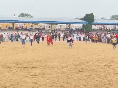 मेला ग्राउंड में हुई 50 मीटर लंबी लंगड़ी टांग प्रतियोगिता मेला ग्राउंड में हुई 50 मीटर लंबी लंगड़ी टांग प्रतियोगिता