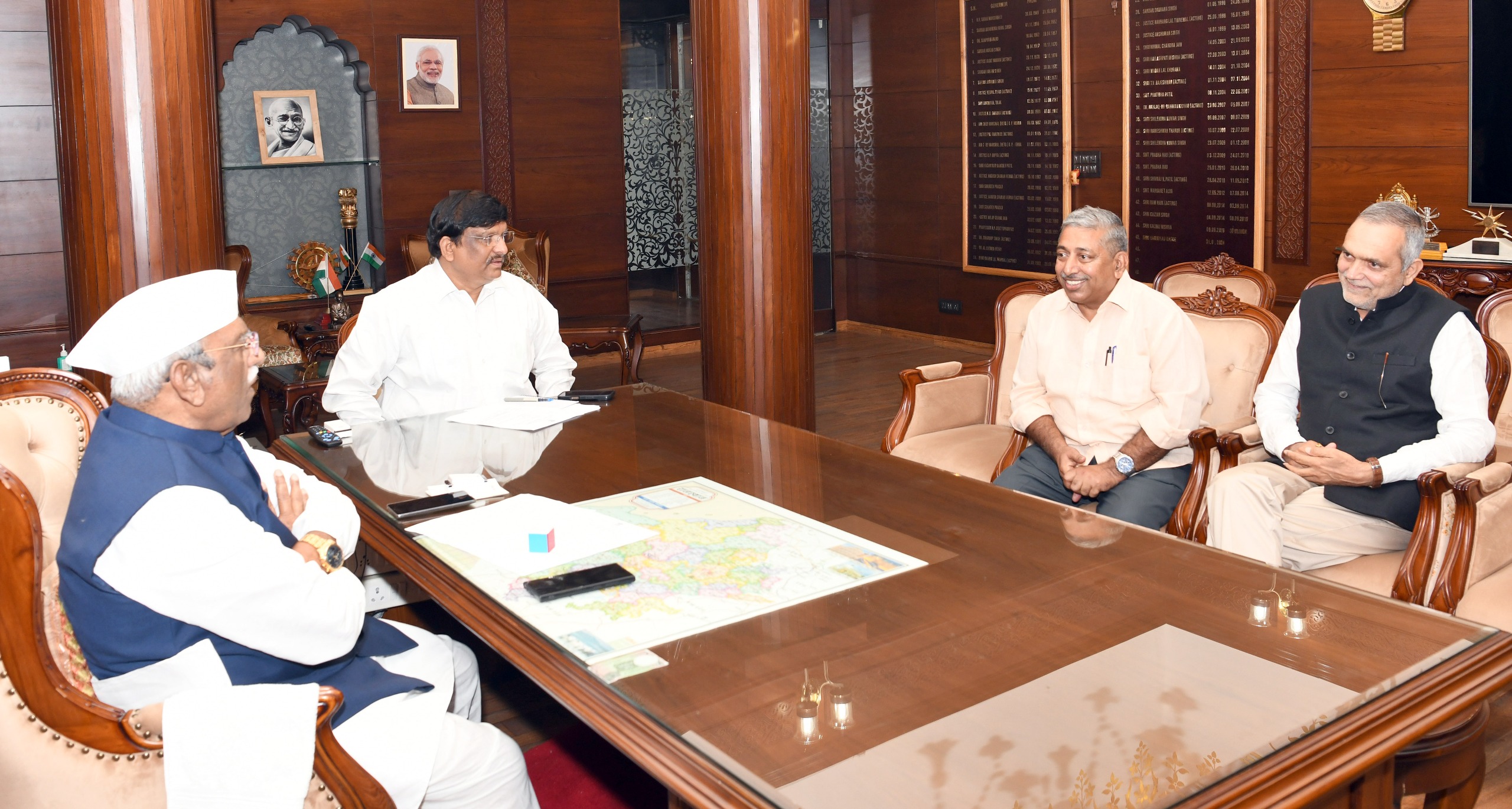 राजस्थान लोक सेवा आयोग सदस्य डॉ. अशोक और डॉ. सुशील ने की राज्यपाल से मुलाकात राजस्थान लोक सेवा आयोग सदस्य डॉ. अशोक और डॉ. सुशील ने की राज्यपाल से मुलाकात