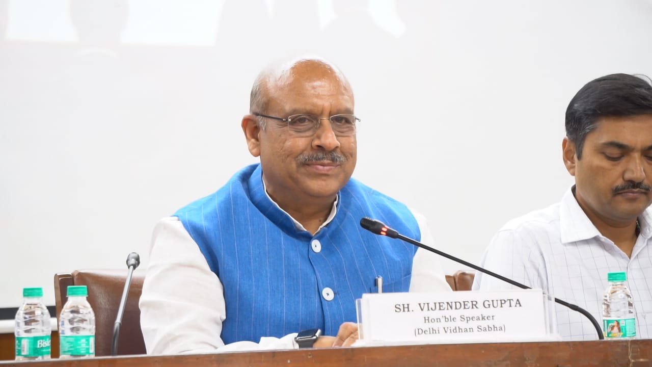 दिल्ली विश्वविद्यालय के कैम्पस लॉ सेंटर-II के प्रथम और द्वितीय वर्ष के छात्रों से विधानसभा परिसर में संबोधित करते दिल्ली विधानसभा के अध्यक्ष विजेंद्र गुप्ता