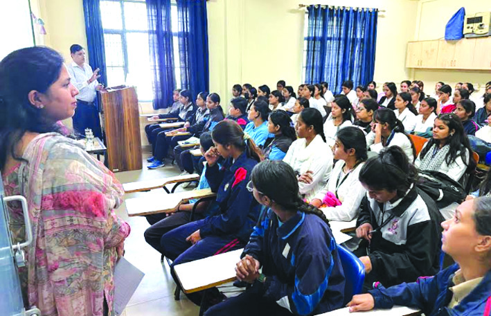 व्याख्यान देते हुए व्याख्यान देते हुए