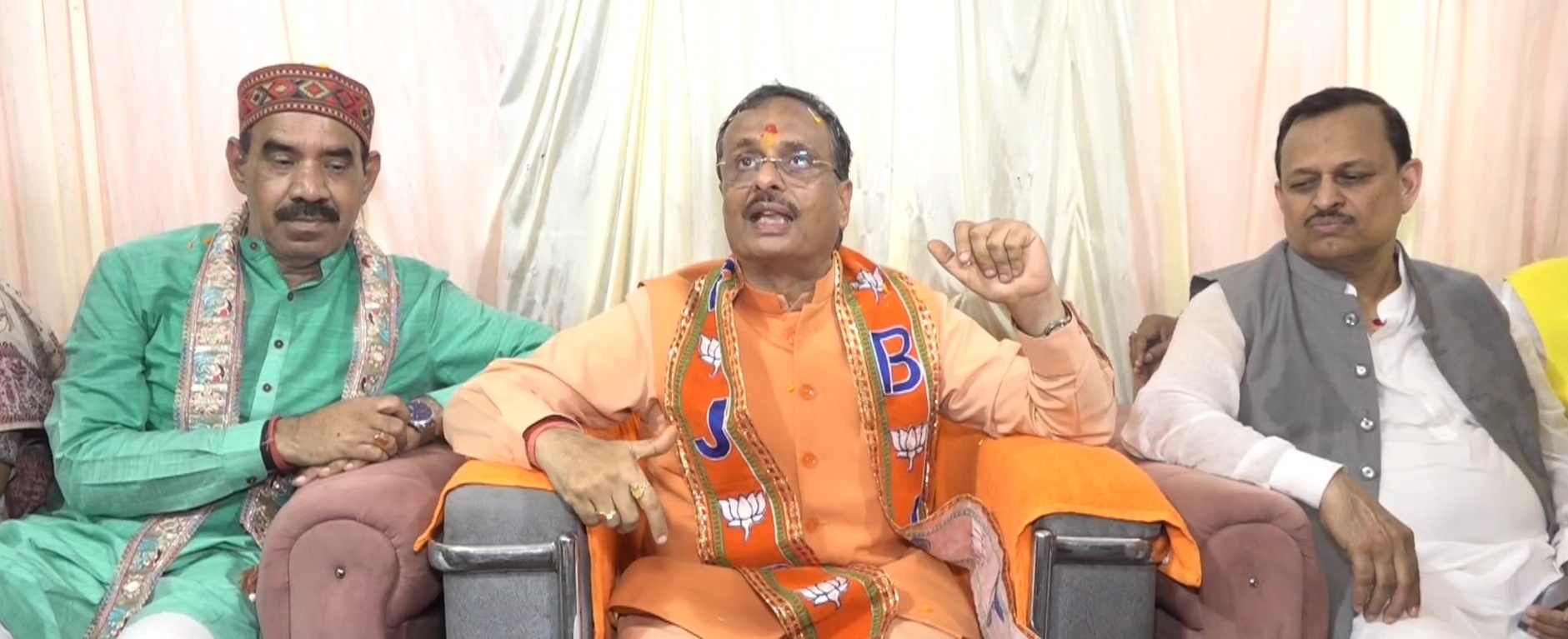 पत्रकार वार्ता को संबोधित करते पूर्व डिप्टी सीएम दिनेश शर्मा (मध्य में) सांसद रमेश अवस्थी (दाएं) नगर अध्यक्ष अनिल दीक्षित (बाएं) का छायाचित्र पत्रकार वार्ता को संबोधित करते पूर्व डिप्टी सीएम दिनेश शर्मा (मध्य में) सांसद रमेश अवस्थी (दाएं) नगर अध्यक्ष अनिल दीक्षित (बाएं) का छायाचित्र