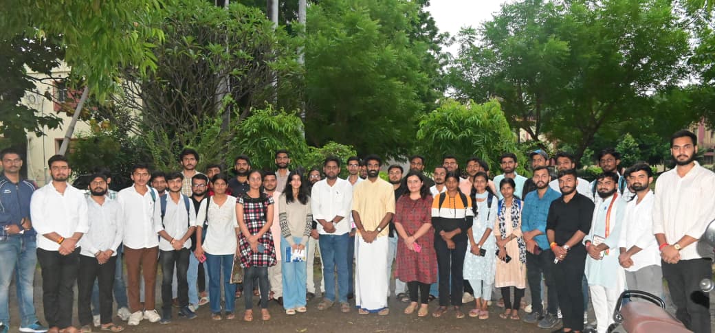 प्रयागराज के दो दिन प्रवास के दौरान अखिल भारतीय विद्यार्थी परिषद के राष्ट्रीय मंत्री श्रवण बी.राज के साथ अभाविप के कार्यकर्ताओं का छाया चित्र प्रयागराज के दो दिन प्रवास के दौरान अखिल भारतीय विद्यार्थी परिषद के राष्ट्रीय मंत्री श्रवण बी.राज के साथ अभाविप के कार्यकर्ताओं का छाया चित्र