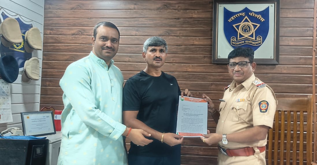 तुलिंज के वरिष्ठ पुलिस निरीक्षक को ज्ञापन सौंपते हुए एड. पांडेय। तुलिंज के वरिष्ठ पुलिस निरीक्षक को ज्ञापन सौंपते हुए एड. पांडेय।