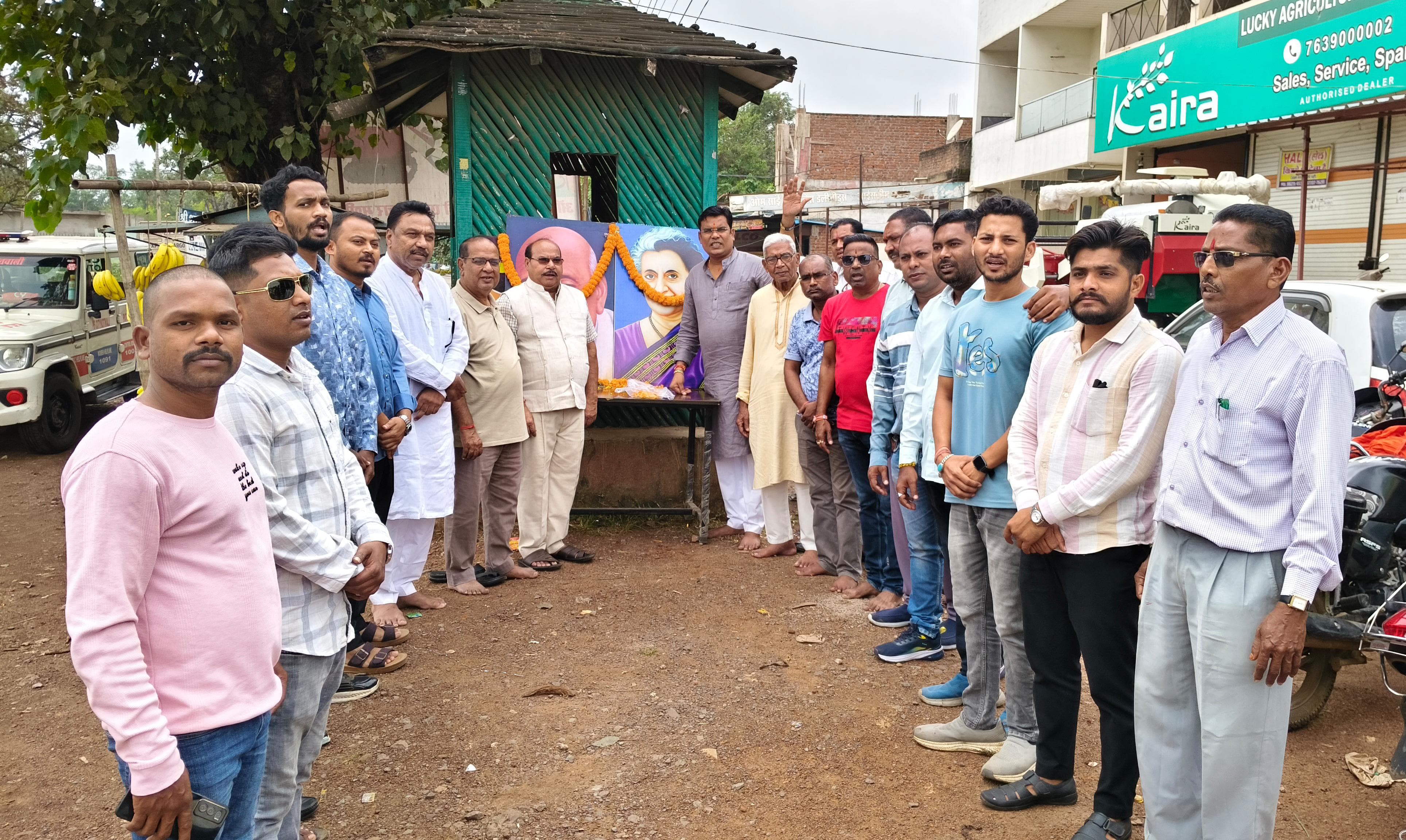 इंदिरा गांधी और लौहपुरुष सरदार पटेल को नमन करते हुए कांग्रेसी। , इंदिरा गांधी और लौहपुरुष सरदार पटेल को नमन करते हुए कांग्रेसी। ,