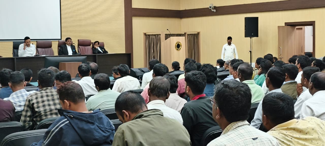 डालसा की बैठक में मौजूद पीएलवी सहित अन्‍य