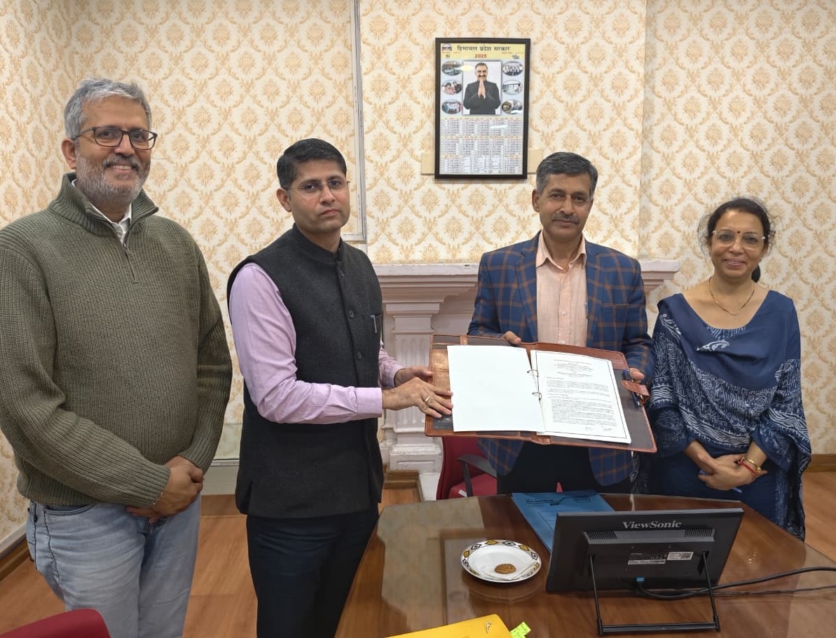 समझौता ज्ञापन करते अधिकारी