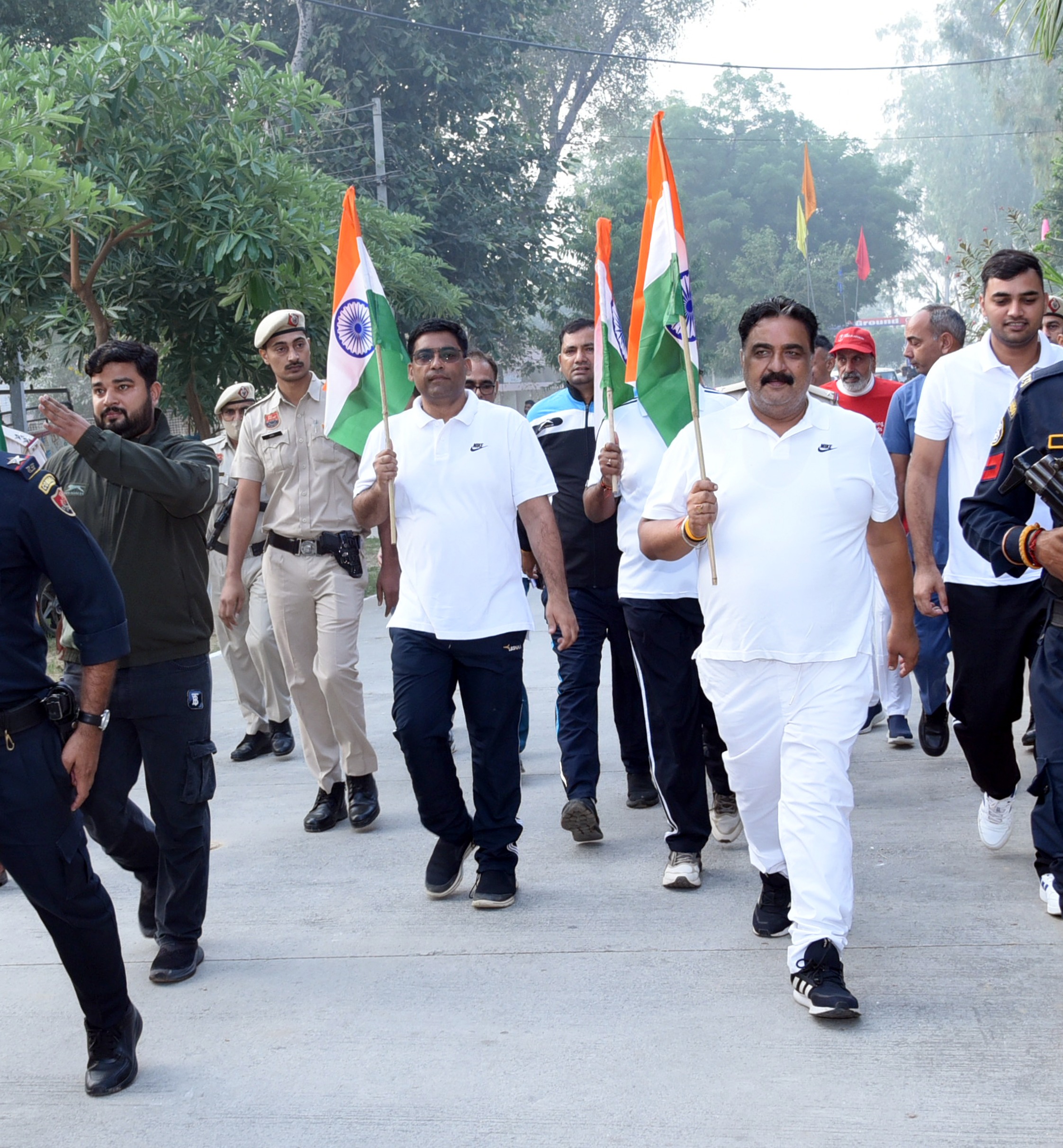 रन फॉर यूनिटी में दौड़ते हुए डा. मिड्ढा। रन फॉर यूनिटी में दौड़ते हुए डा. मिड्ढा।