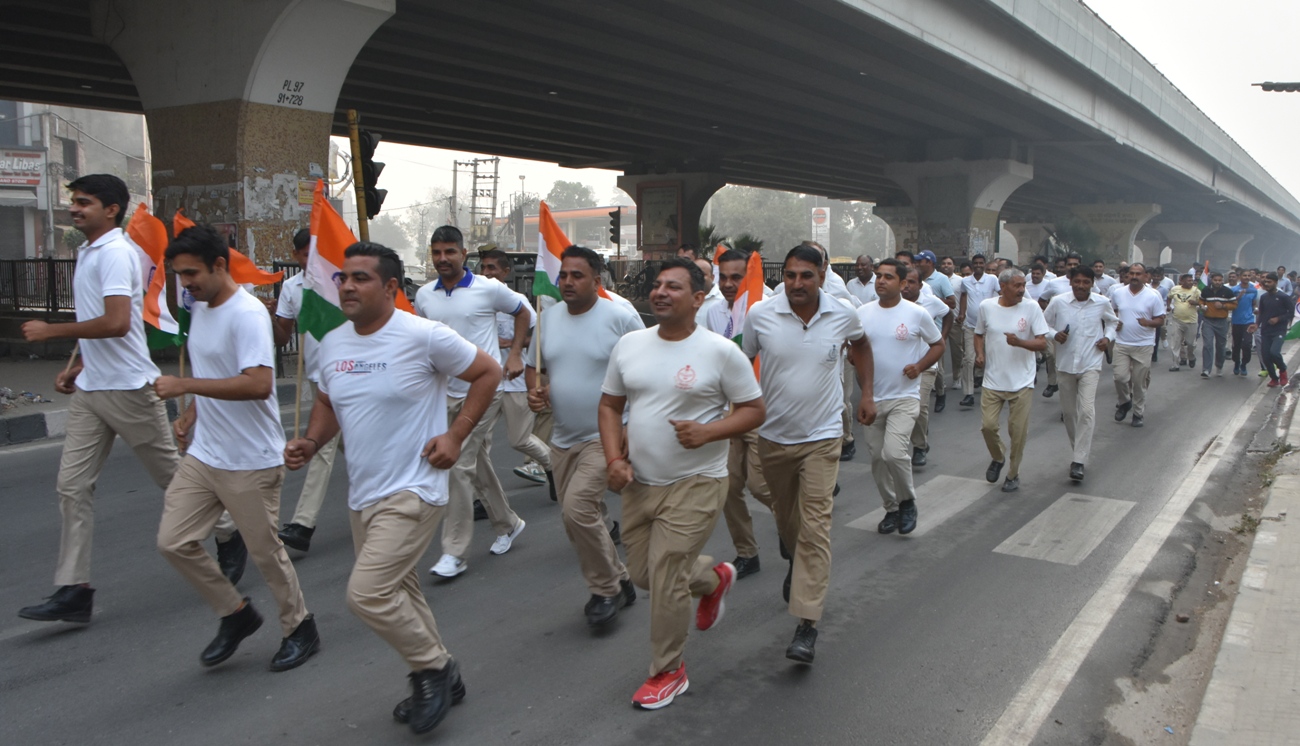 पानीपत में आयोजित रन फॉर यूनिटी में दौड़ लगाते लोग