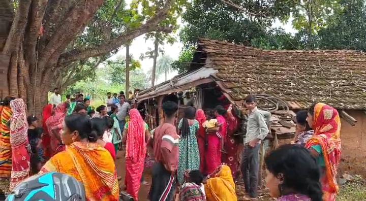 शव को देखने उमड़ी लोगों की भीड़ शव को देखने उमड़ी लोगों की भीड़