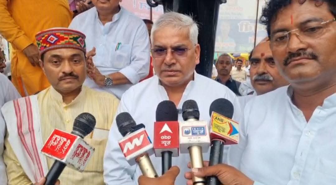 मीडिया से वार्ता करते हुए मंत्री मयंकेश्वर शरण सिंह