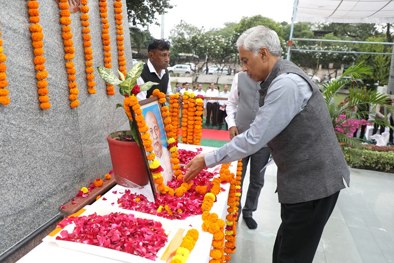 मुख्य सचिव अनुराग जैन ने राष्ट्रीय एकता दिवस पर सरदार वल्लभ भाई पटेल के चित्र पर पुष्पांजलि अर्पित की मुख्य सचिव अनुराग जैन ने राष्ट्रीय एकता दिवस पर सरदार वल्लभ भाई पटेल के चित्र पर पुष्पांजलि अर्पित की