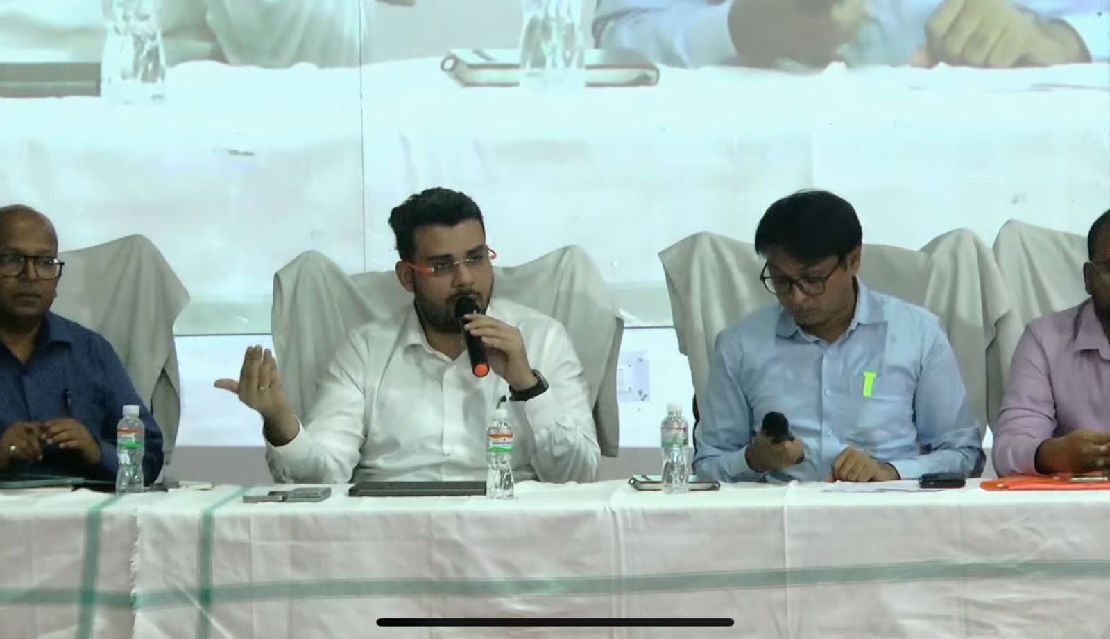 नीलामी प्रक्रिया पूरी करते अधिकारी नीलामी प्रक्रिया पूरी करते अधिकारी