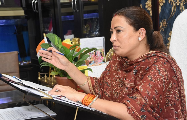 यमुना कॉलोनी स्थित कैंप कार्यालय पर मंत्री रेखा आर्या  अधिकारियों के साथ बैठक करती। यमुना कॉलोनी स्थित कैंप कार्यालय पर मंत्री रेखा आर्या  अधिकारियों के साथ बैठक करती।