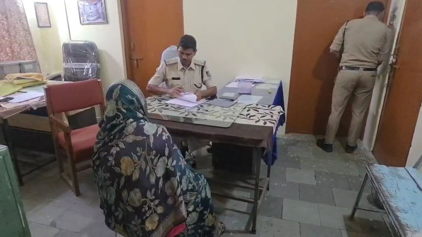 प्रेम प्रसंग के बाद समधी के साथ भागी समधन -पुलिस के सामने आया मामला तो हुआ खुलासा प्रेम प्रसंग के बाद समधी के साथ भागी समधन -पुलिस के सामने आया मामला तो हुआ खुलासा