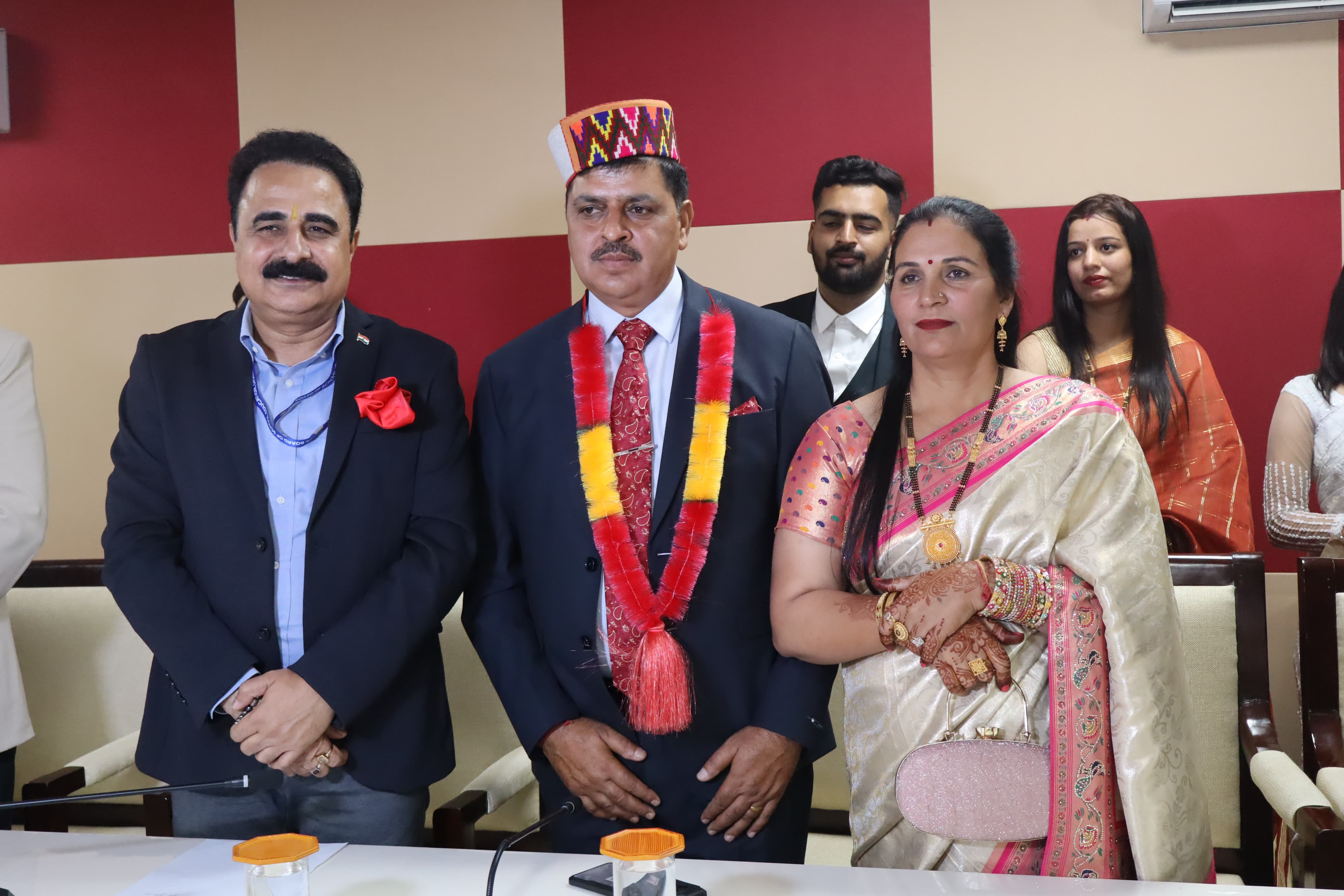 सेवानिवृत्ति के मौके पर मौजूद बोर्ड अध्यक्ष के साथ मनोहर लाल और अन्य।