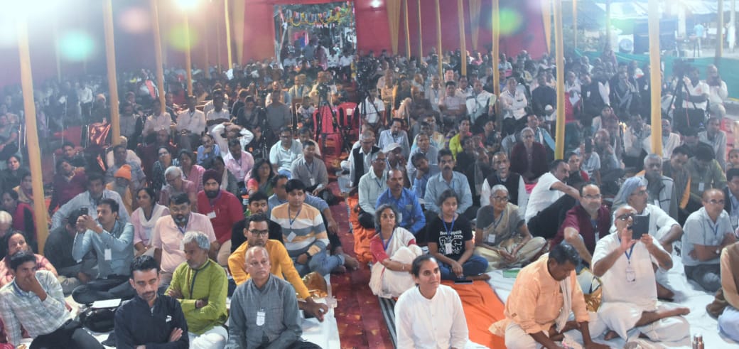 सम्मेलन में भाग लेते हुए किसान सम्मेलन में भाग लेते हुए किसान