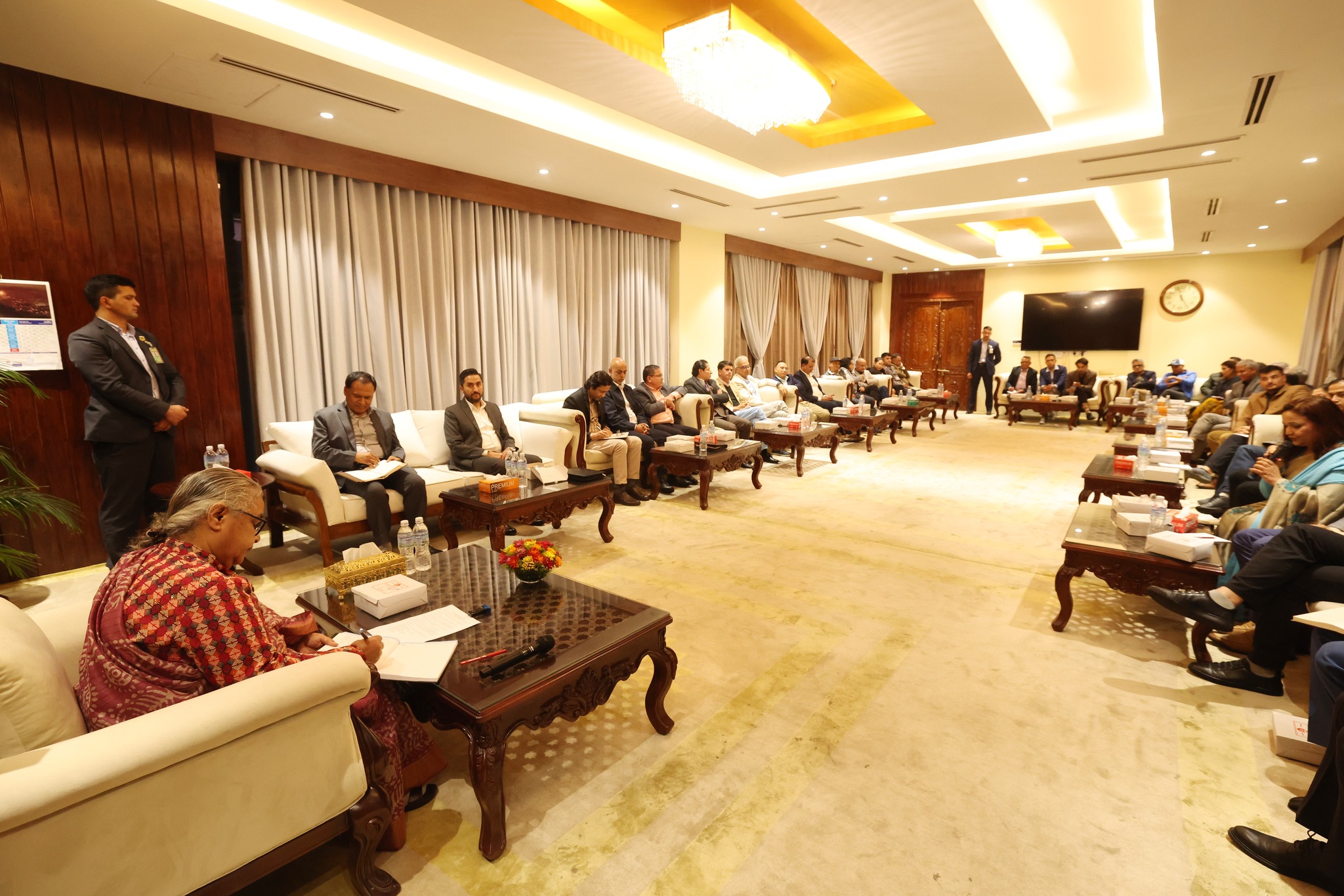 संपादकों से वार्ता करती प्रधानमंत्री सुशीला कार्की संपादकों से वार्ता करती प्रधानमंत्री सुशीला कार्की