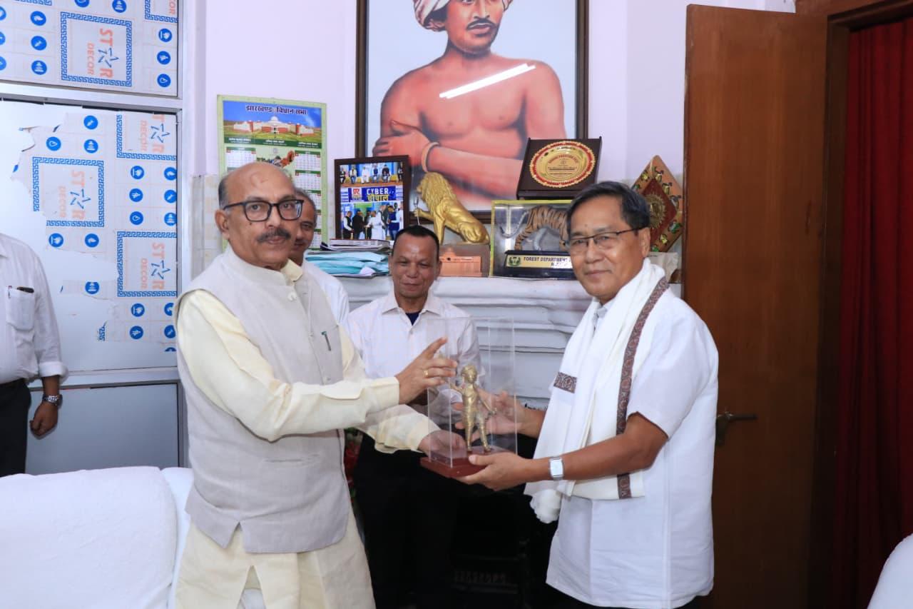 मुलाकात के दाैरान स्पीकर रबींद्रनाथ महतो के साथ नेता प्रतिपक्ष जितेन्द्र चौधरी मुलाकात के दाैरान स्पीकर रबींद्रनाथ महतो के साथ नेता प्रतिपक्ष जितेन्द्र चौधरी