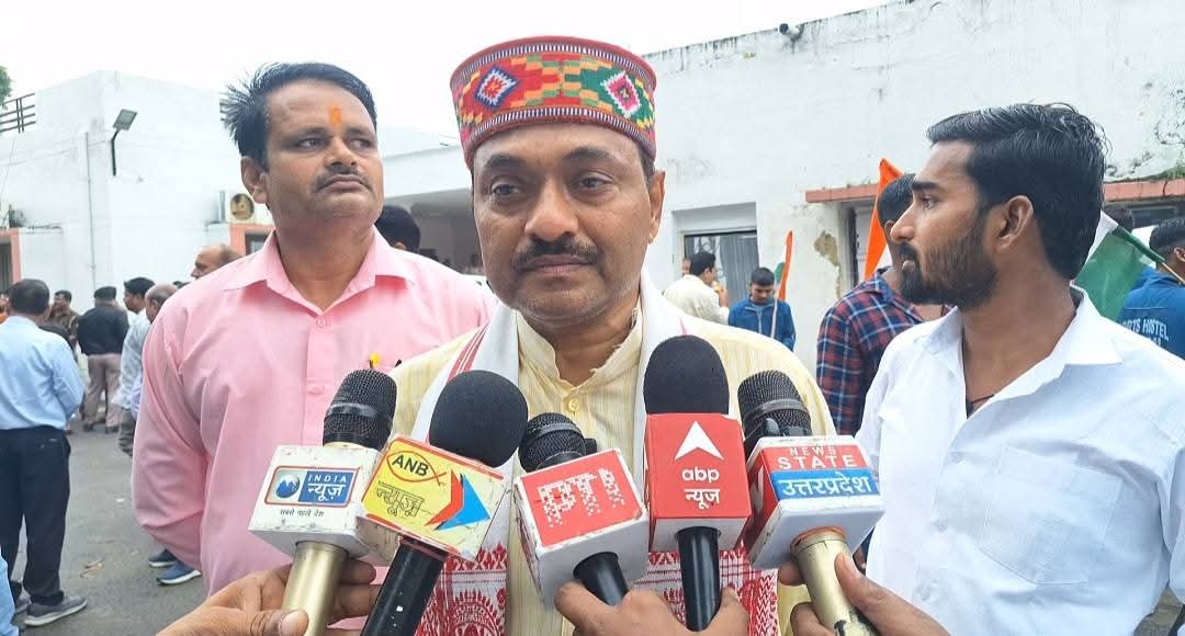 मीडिया से बात करते हुए राजेश मसाला मीडिया से बात करते हुए राजेश मसाला