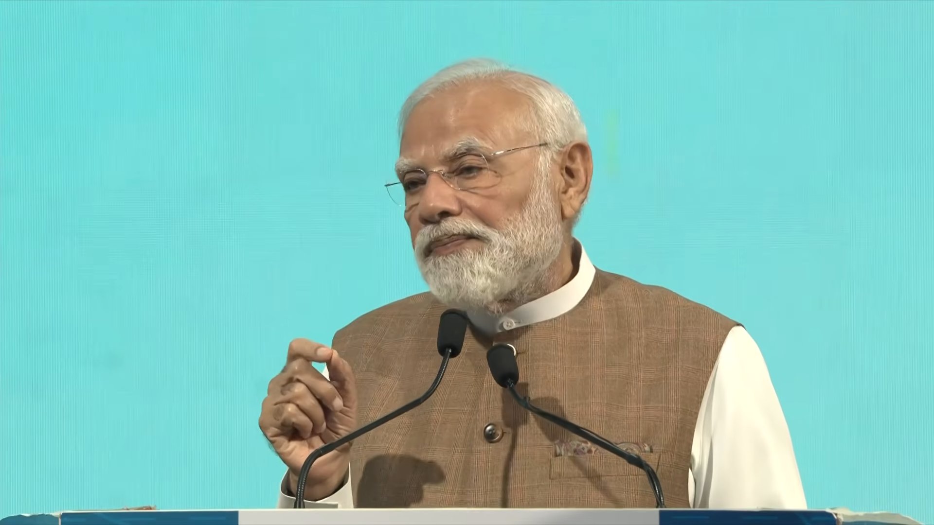 कार्यक्रम को संबोधित करते प्रधानमंत्री कार्यक्रम को संबोधित करते प्रधानमंत्री