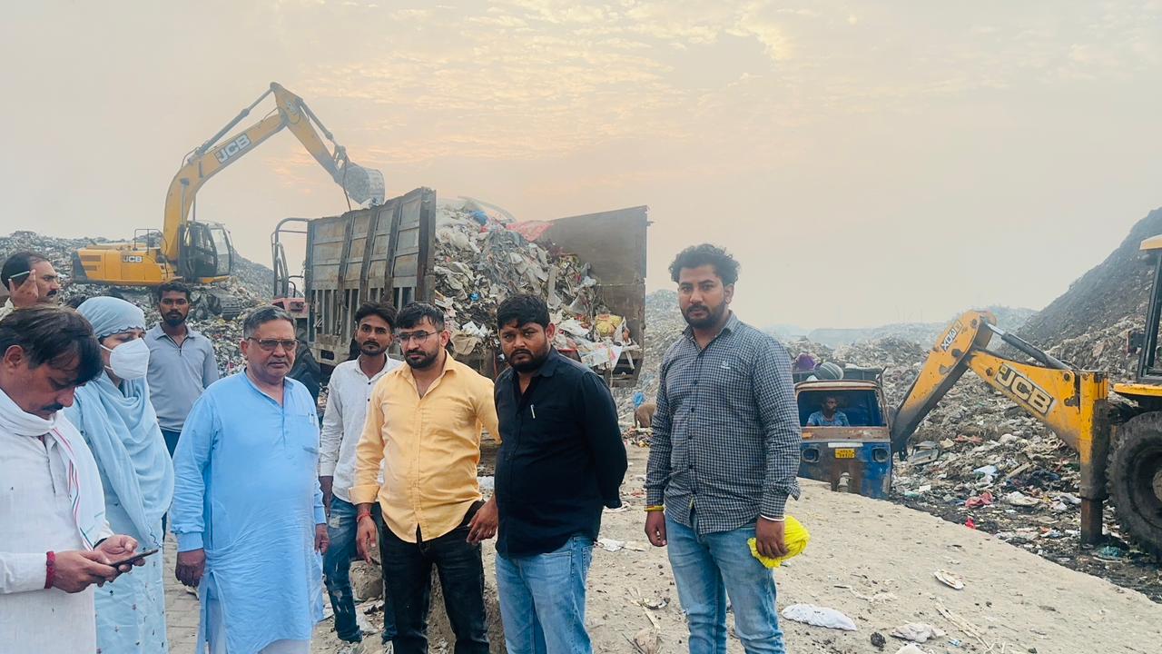 नगर परिषद बहादुरगढ़ के नयागांव डंपिंग यार्ड का निरीक्षण करती परिषद अध्यक्ष सरोज राठी।