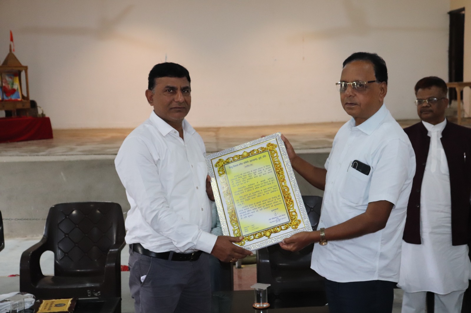 विदाई समारोह में शिक्षक समेत अन्य