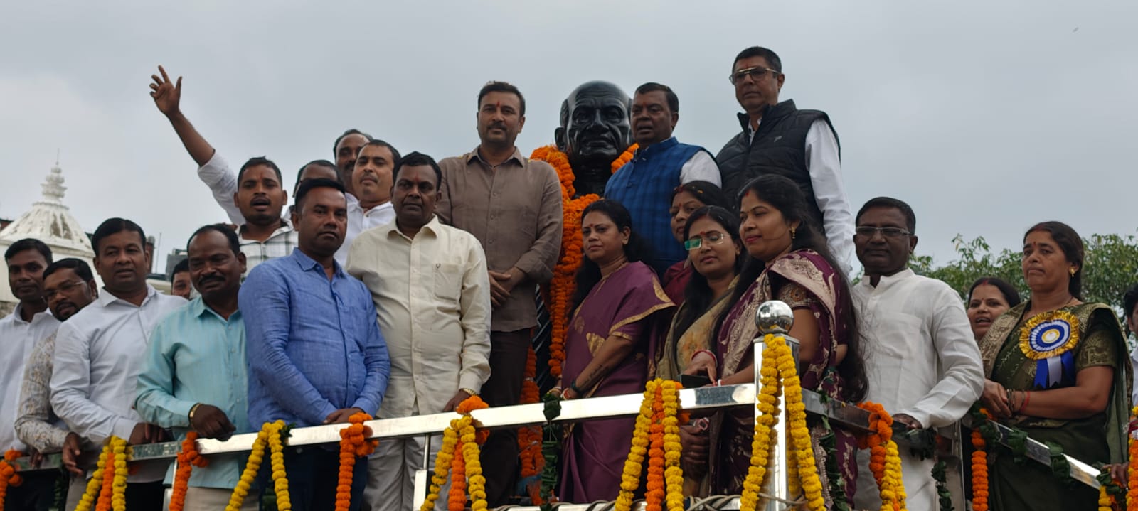 माल्यार्पण करते अतिथि