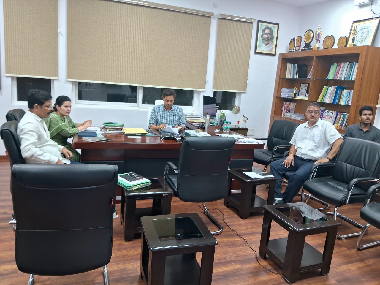 बैठक में सचिव समेत अन्‍य